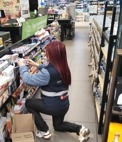 Promotora de Dysica gestionando exhibición en punto de venta