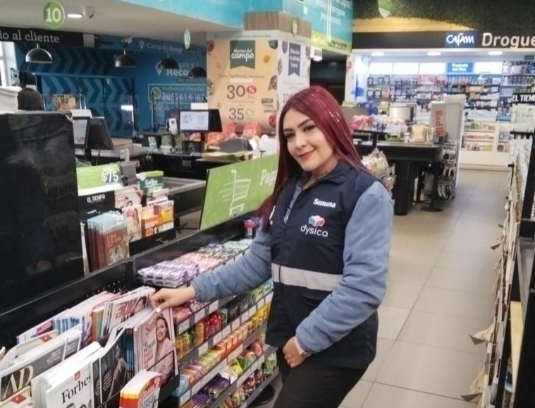 Mercaderista organizando producto en tienda